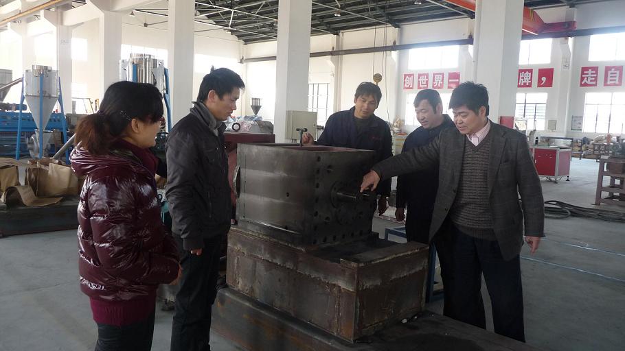 华亿平台（中国）公司以“创建学习型党组织”为抓手，推动“企业科技创新”.jpg